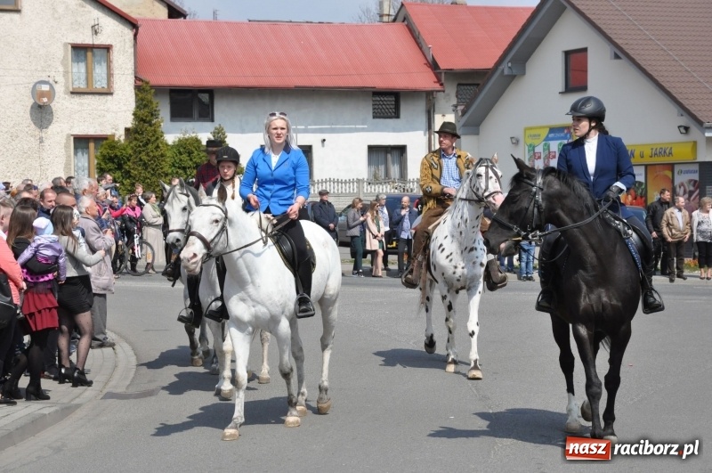Zdjęcie w galerii na portalu naszraciborz.pl: Procesja konna w Pietrowicach Wielkich z premierem na pokładzie [FOTO i WIDEO] wiadomości z regionu