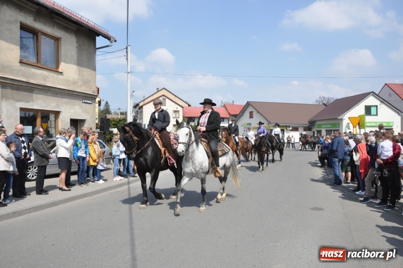 Zdjęcie w galerii na portalu naszraciborz.pl: Procesja konna w Pietrowicach Wielkich z premierem na pokładzie [FOTO i WIDEO] wiadomości z regionu