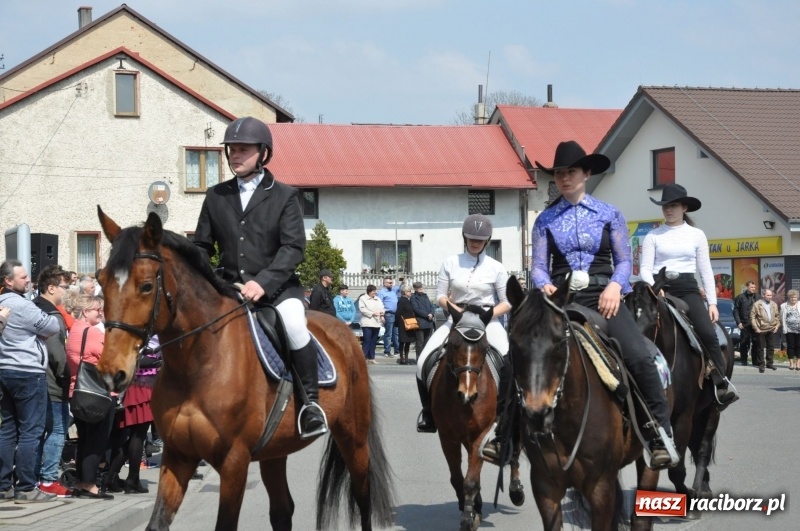 Zdjęcie w galerii na portalu naszraciborz.pl: Procesja konna w Pietrowicach Wielkich z premierem na pokładzie [FOTO i WIDEO] wiadomości z regionu