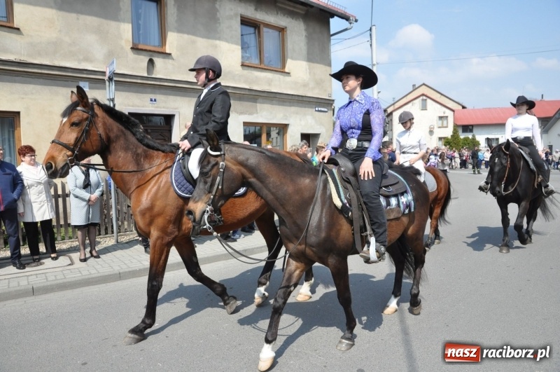 Zdjęcie w galerii na portalu naszraciborz.pl: Procesja konna w Pietrowicach Wielkich z premierem na pokładzie [FOTO i WIDEO] wiadomości z regionu