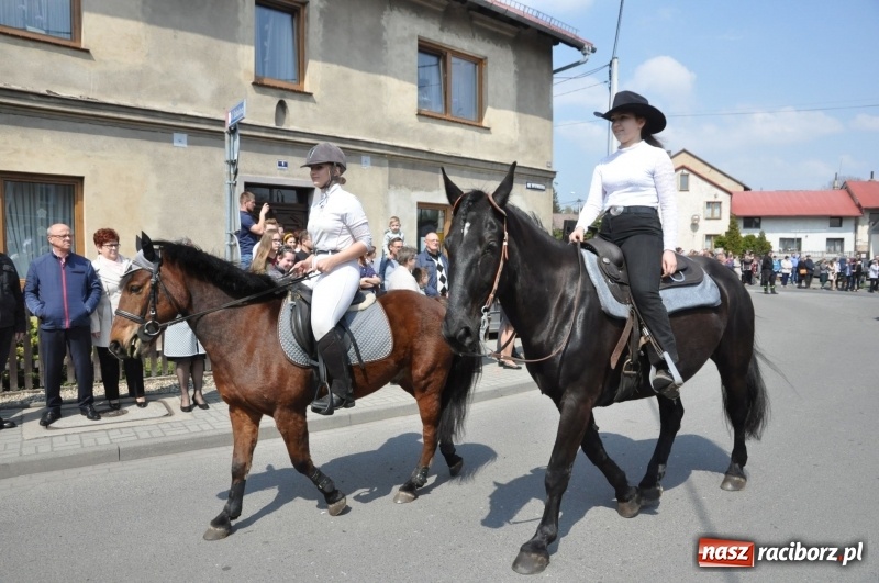 Zdjęcie w galerii na portalu naszraciborz.pl: Procesja konna w Pietrowicach Wielkich z premierem na pokładzie [FOTO i WIDEO] wiadomości z regionu