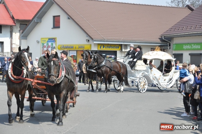 Zdjęcie w galerii na portalu naszraciborz.pl: Procesja konna w Pietrowicach Wielkich z premierem na pokładzie [FOTO i WIDEO] wiadomości z regionu