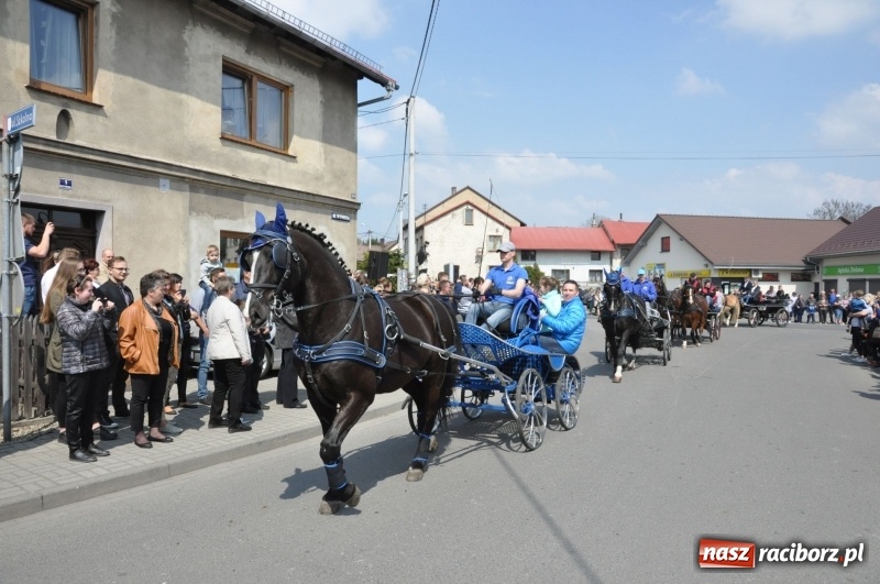 Zdjęcie w galerii na portalu naszraciborz.pl: Procesja konna w Pietrowicach Wielkich z premierem na pokładzie [FOTO i WIDEO] wiadomości z regionu