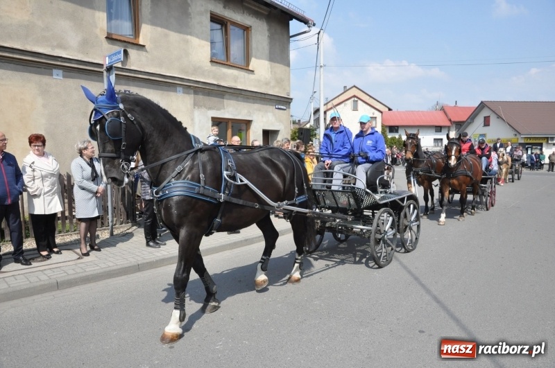 Zdjęcie w galerii na portalu naszraciborz.pl: Procesja konna w Pietrowicach Wielkich z premierem na pokładzie [FOTO i WIDEO] wiadomości z regionu