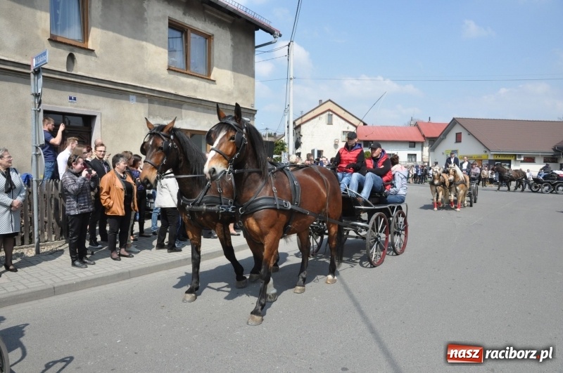 Zdjęcie w galerii na portalu naszraciborz.pl: Procesja konna w Pietrowicach Wielkich z premierem na pokładzie [FOTO i WIDEO] wiadomości z regionu
