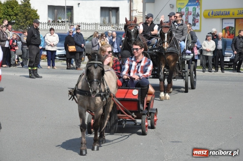 Zdjęcie w galerii na portalu naszraciborz.pl: Procesja konna w Pietrowicach Wielkich z premierem na pokładzie [FOTO i WIDEO] wiadomości z regionu
