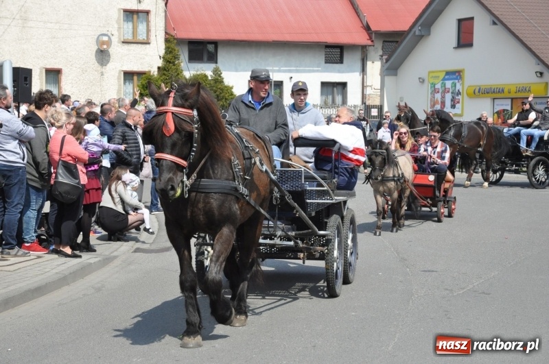Zdjęcie w galerii na portalu naszraciborz.pl: Procesja konna w Pietrowicach Wielkich z premierem na pokładzie [FOTO i WIDEO] wiadomości z regionu