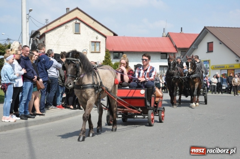 Zdjęcie w galerii na portalu naszraciborz.pl: Procesja konna w Pietrowicach Wielkich z premierem na pokładzie [FOTO i WIDEO] wiadomości z regionu