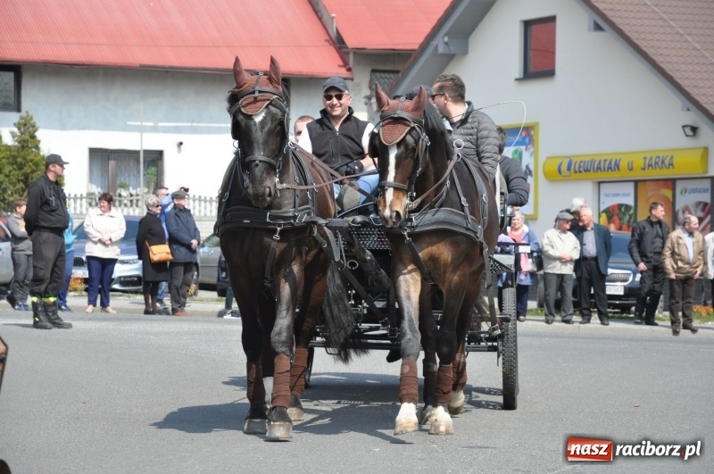 Zdjęcie w galerii na portalu naszraciborz.pl: Procesja konna w Pietrowicach Wielkich z premierem na pokładzie [FOTO i WIDEO] wiadomości z regionu