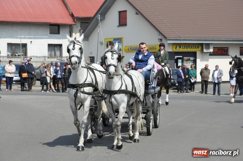 Zdjęcie w galerii na portalu naszraciborz.pl: Procesja konna w Pietrowicach Wielkich z premierem na pokładzie [FOTO i WIDEO] wiadomości z regionu