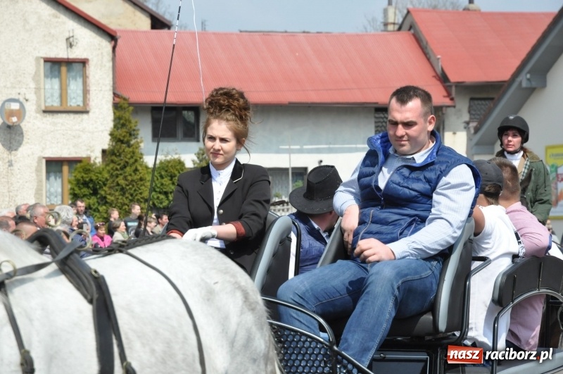 Zdjęcie w galerii na portalu naszraciborz.pl: Procesja konna w Pietrowicach Wielkich z premierem na pokładzie [FOTO i WIDEO] wiadomości z regionu