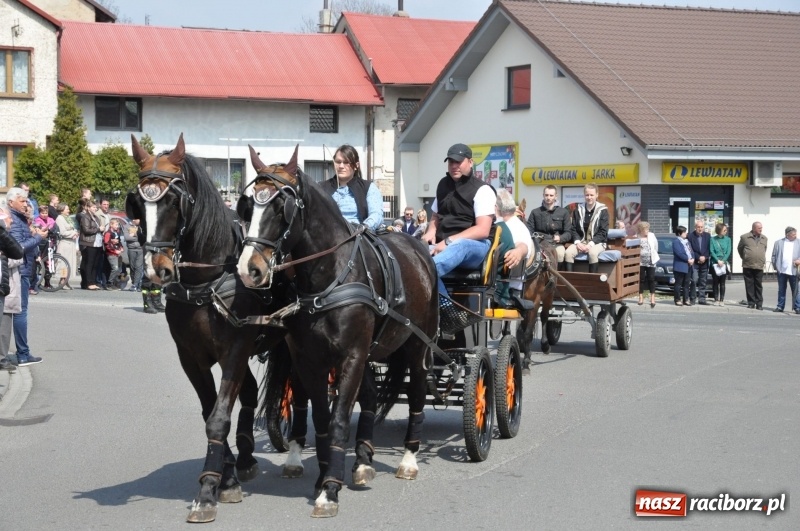 Zdjęcie w galerii na portalu naszraciborz.pl: Procesja konna w Pietrowicach Wielkich z premierem na pokładzie [FOTO i WIDEO] wiadomości z regionu