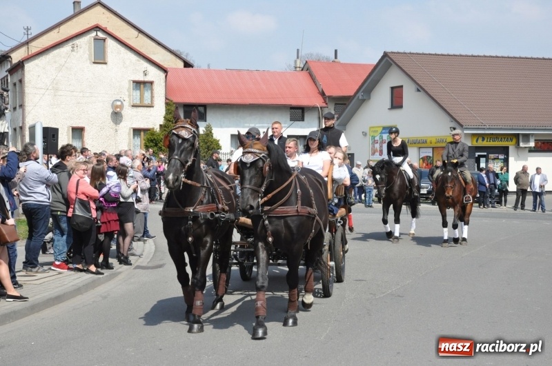 Zdjęcie w galerii na portalu naszraciborz.pl: Procesja konna w Pietrowicach Wielkich z premierem na pokładzie [FOTO i WIDEO] wiadomości z regionu