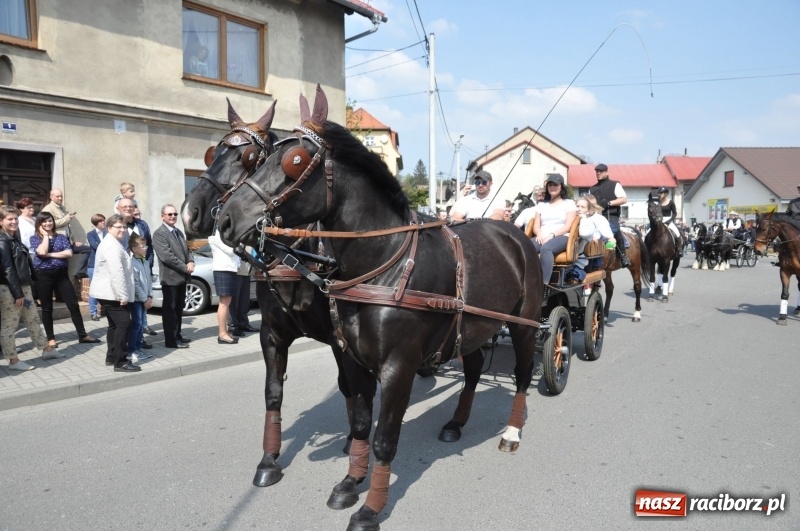 Zdjęcie w galerii na portalu naszraciborz.pl: Procesja konna w Pietrowicach Wielkich z premierem na pokładzie [FOTO i WIDEO] wiadomości z regionu