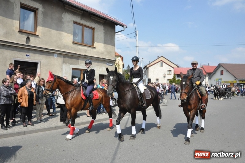 Zdjęcie w galerii na portalu naszraciborz.pl: Procesja konna w Pietrowicach Wielkich z premierem na pokładzie [FOTO i WIDEO] wiadomości z regionu