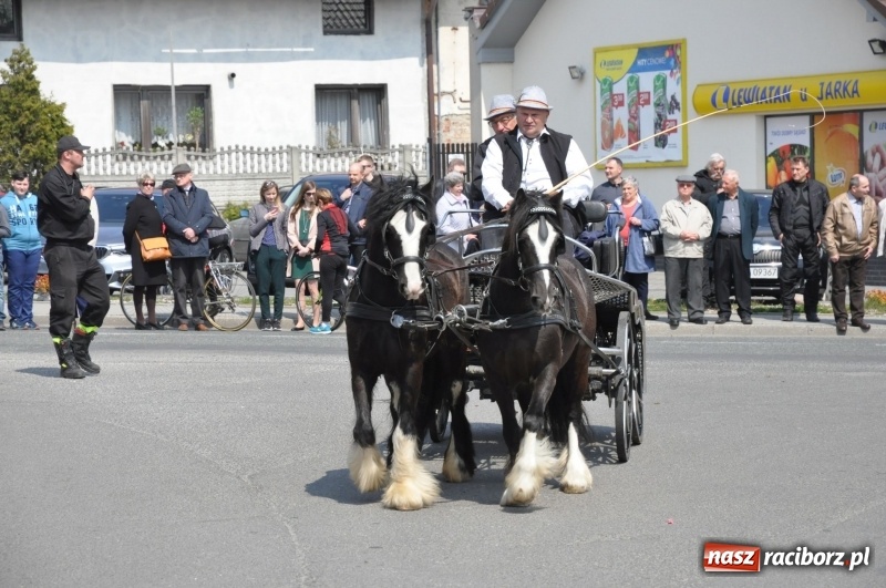 Zdjęcie w galerii na portalu naszraciborz.pl: Procesja konna w Pietrowicach Wielkich z premierem na pokładzie [FOTO i WIDEO] wiadomości z regionu