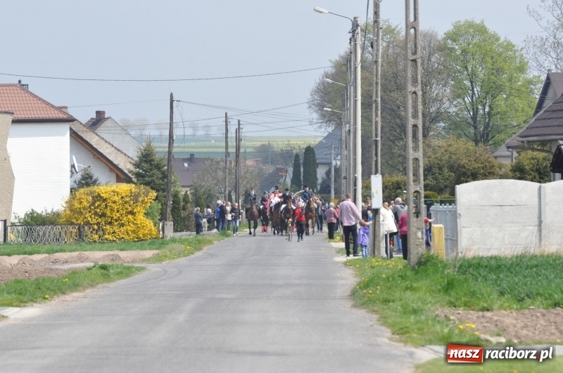 Zdjęcie w galerii na portalu naszraciborz.pl: Procesja konna w Pietrowicach Wielkich z premierem na pokładzie [FOTO i WIDEO] wiadomości z regionu
