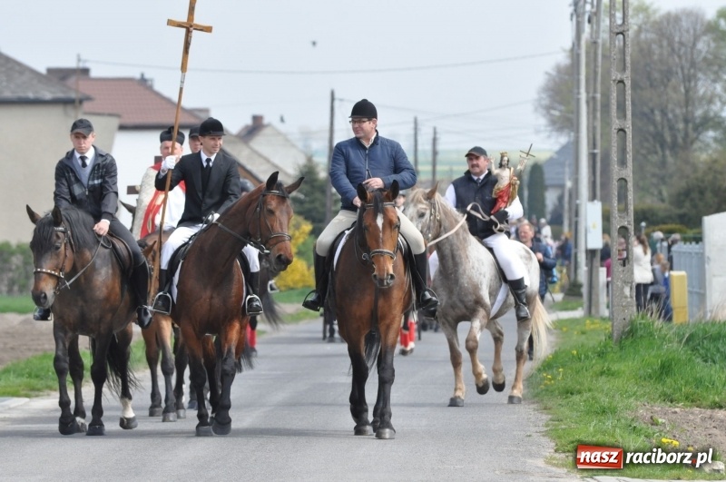 Zdjęcie w galerii na portalu naszraciborz.pl: Procesja konna w Pietrowicach Wielkich z premierem na pokładzie [FOTO i WIDEO] wiadomości z regionu