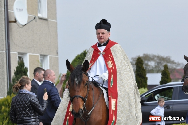 Zdjęcie w galerii na portalu naszraciborz.pl: Procesja konna w Pietrowicach Wielkich z premierem na pokładzie [FOTO i WIDEO] wiadomości z regionu