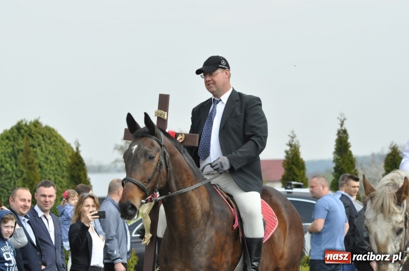 Zdjęcie w galerii na portalu naszraciborz.pl: Procesja konna w Pietrowicach Wielkich z premierem na pokładzie [FOTO i WIDEO] wiadomości z regionu