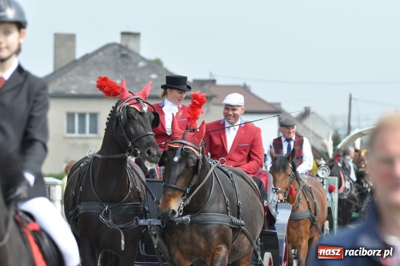 Zdjęcie w galerii na portalu naszraciborz.pl: Procesja konna w Pietrowicach Wielkich z premierem na pokładzie [FOTO i WIDEO] wiadomości z regionu