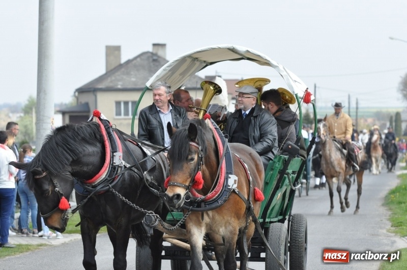 Zdjęcie w galerii na portalu naszraciborz.pl: Procesja konna w Pietrowicach Wielkich z premierem na pokładzie [FOTO i WIDEO] wiadomości z regionu