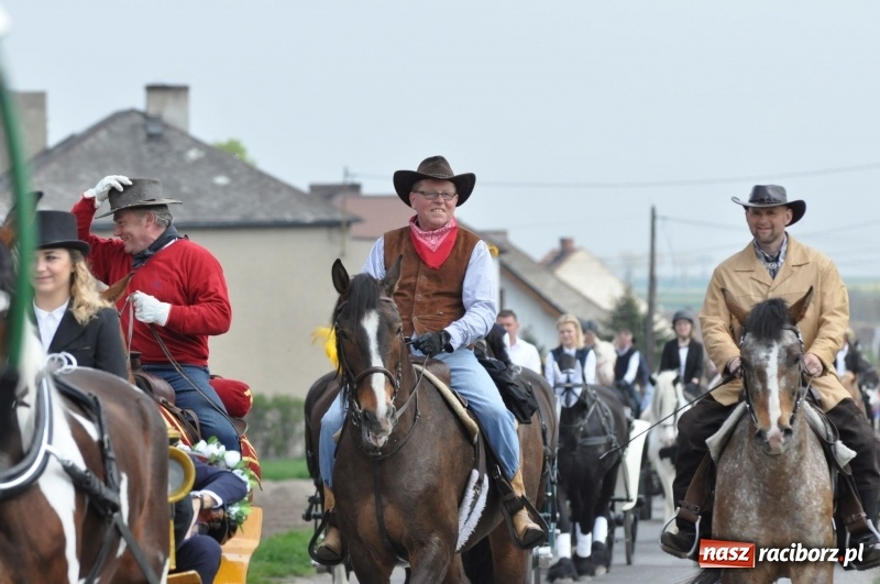 Zdjęcie w galerii na portalu naszraciborz.pl: Procesja konna w Pietrowicach Wielkich z premierem na pokładzie [FOTO i WIDEO] wiadomości z regionu