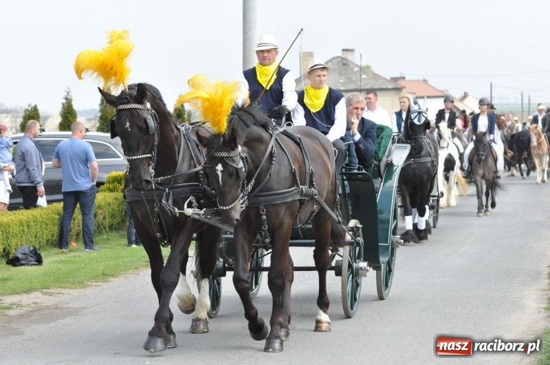 Zdjęcie w galerii na portalu naszraciborz.pl: Procesja konna w Pietrowicach Wielkich z premierem na pokładzie [FOTO i WIDEO] wiadomości z regionu