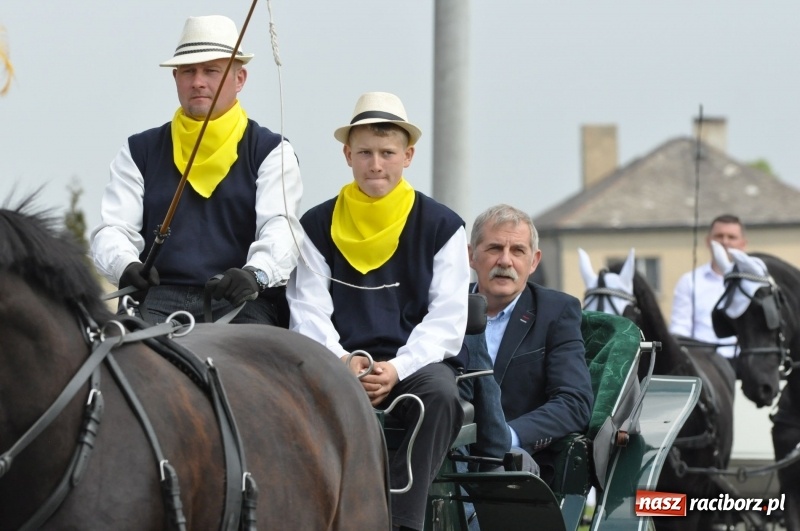 Zdjęcie w galerii na portalu naszraciborz.pl: Procesja konna w Pietrowicach Wielkich z premierem na pokładzie [FOTO i WIDEO] wiadomości z regionu