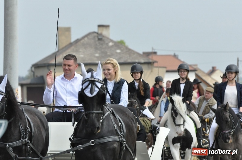 Zdjęcie w galerii na portalu naszraciborz.pl: Procesja konna w Pietrowicach Wielkich z premierem na pokładzie [FOTO i WIDEO] wiadomości z regionu