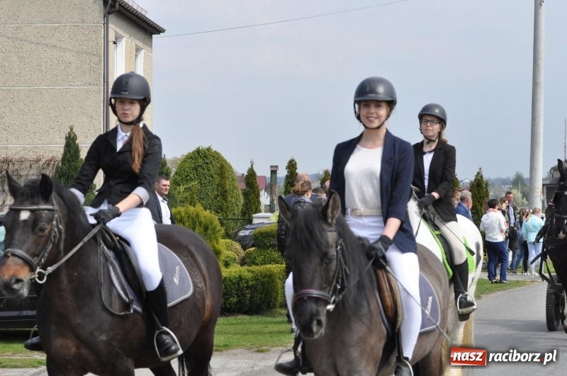 Zdjęcie w galerii na portalu naszraciborz.pl: Procesja konna w Pietrowicach Wielkich z premierem na pokładzie [FOTO i WIDEO] wiadomości z regionu
