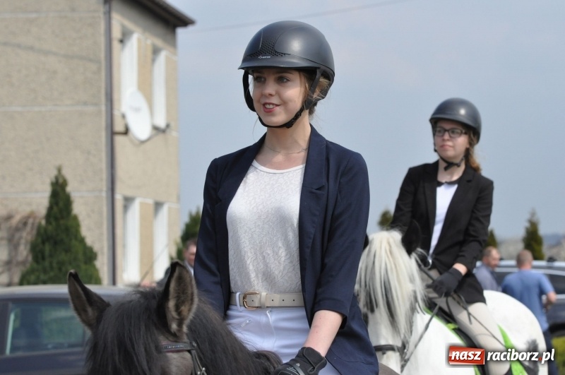 Zdjęcie w galerii na portalu naszraciborz.pl: Procesja konna w Pietrowicach Wielkich z premierem na pokładzie [FOTO i WIDEO] wiadomości z regionu
