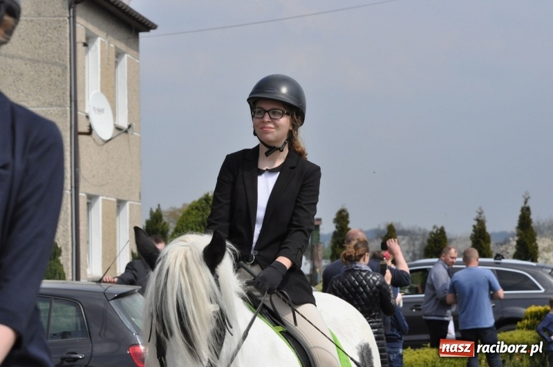 Zdjęcie w galerii na portalu naszraciborz.pl: Procesja konna w Pietrowicach Wielkich z premierem na pokładzie [FOTO i WIDEO] wiadomości z regionu