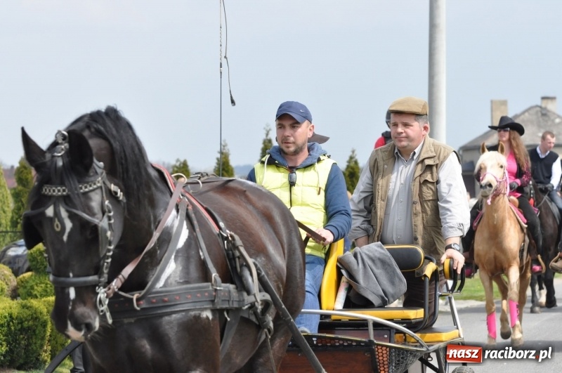 Zdjęcie w galerii na portalu naszraciborz.pl: Procesja konna w Pietrowicach Wielkich z premierem na pokładzie [FOTO i WIDEO] wiadomości z regionu