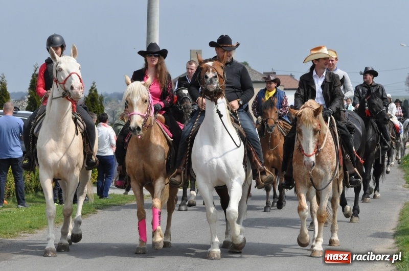 Zdjęcie w galerii na portalu naszraciborz.pl: Procesja konna w Pietrowicach Wielkich z premierem na pokładzie [FOTO i WIDEO] wiadomości z regionu