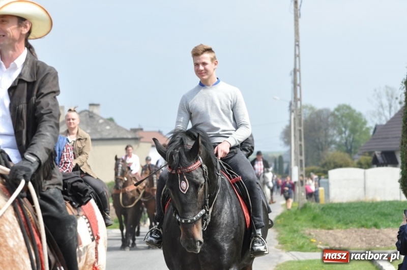 Zdjęcie w galerii na portalu naszraciborz.pl: Procesja konna w Pietrowicach Wielkich z premierem na pokładzie [FOTO i WIDEO] wiadomości z regionu