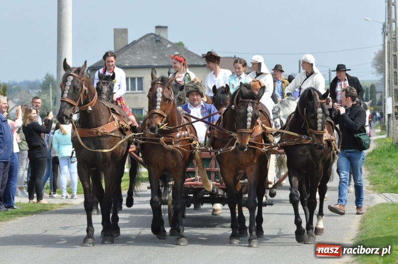 Zdjęcie w galerii na portalu naszraciborz.pl: Procesja konna w Pietrowicach Wielkich z premierem na pokładzie [FOTO i WIDEO] wiadomości z regionu
