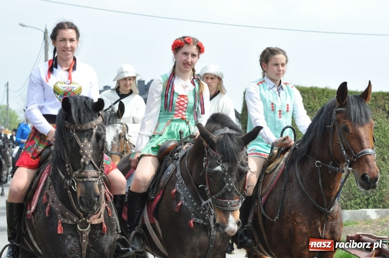 Zdjęcie w galerii na portalu naszraciborz.pl: Procesja konna w Pietrowicach Wielkich z premierem na pokładzie [FOTO i WIDEO] wiadomości z regionu