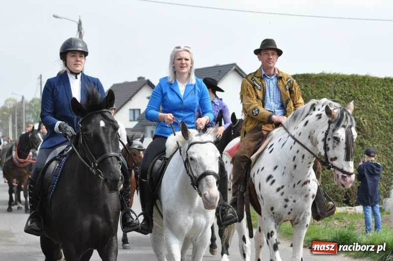 Zdjęcie w galerii na portalu naszraciborz.pl: Procesja konna w Pietrowicach Wielkich z premierem na pokładzie [FOTO i WIDEO] wiadomości z regionu
