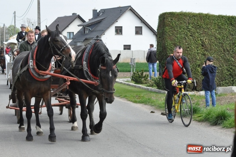 Zdjęcie w galerii na portalu naszraciborz.pl: Procesja konna w Pietrowicach Wielkich z premierem na pokładzie [FOTO i WIDEO] wiadomości z regionu
