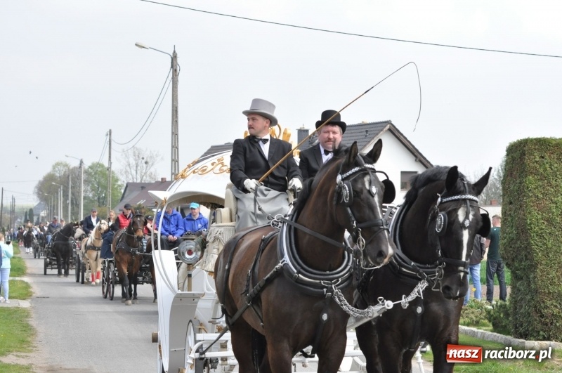 Zdjęcie w galerii na portalu naszraciborz.pl: Procesja konna w Pietrowicach Wielkich z premierem na pokładzie [FOTO i WIDEO] wiadomości z regionu