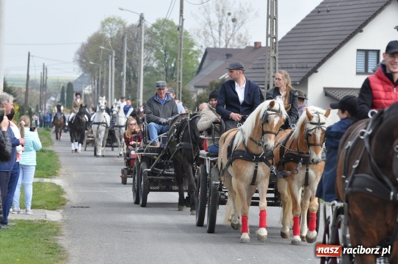 Zdjęcie w galerii na portalu naszraciborz.pl: Procesja konna w Pietrowicach Wielkich z premierem na pokładzie [FOTO i WIDEO] wiadomości z regionu
