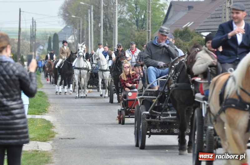 Zdjęcie w galerii na portalu naszraciborz.pl: Procesja konna w Pietrowicach Wielkich z premierem na pokładzie [FOTO i WIDEO] wiadomości z regionu
