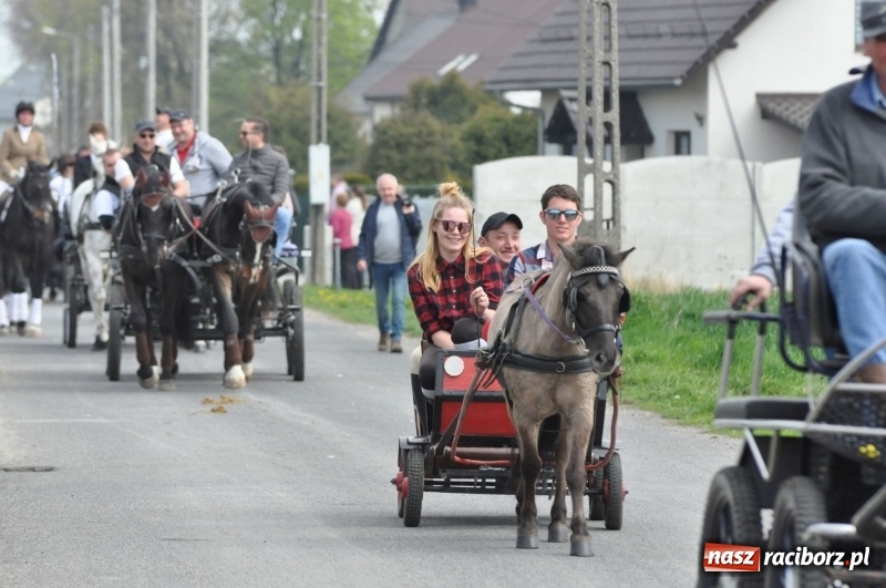 Zdjęcie w galerii na portalu naszraciborz.pl: Procesja konna w Pietrowicach Wielkich z premierem na pokładzie [FOTO i WIDEO] wiadomości z regionu