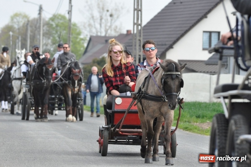Zdjęcie w galerii na portalu naszraciborz.pl: Procesja konna w Pietrowicach Wielkich z premierem na pokładzie [FOTO i WIDEO] wiadomości z regionu