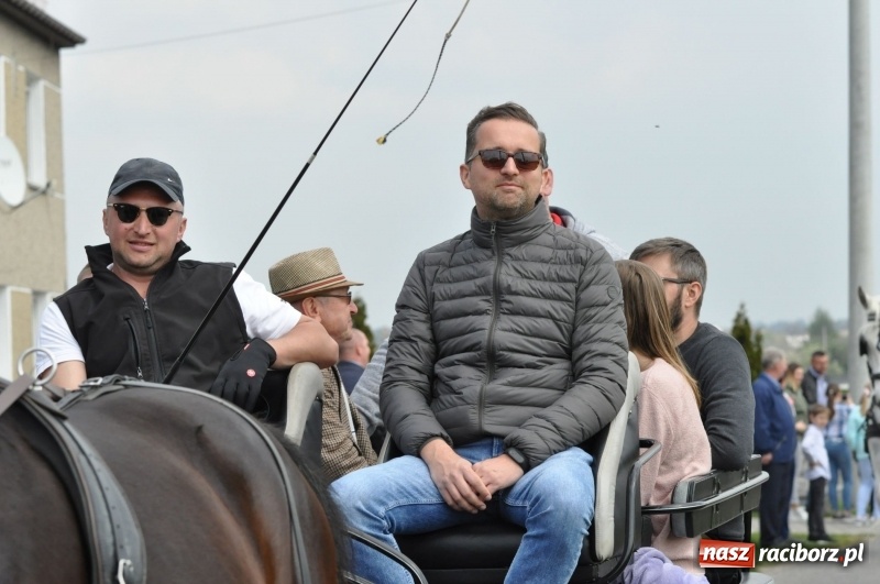 Zdjęcie w galerii na portalu naszraciborz.pl: Procesja konna w Pietrowicach Wielkich z premierem na pokładzie [FOTO i WIDEO] wiadomości z regionu