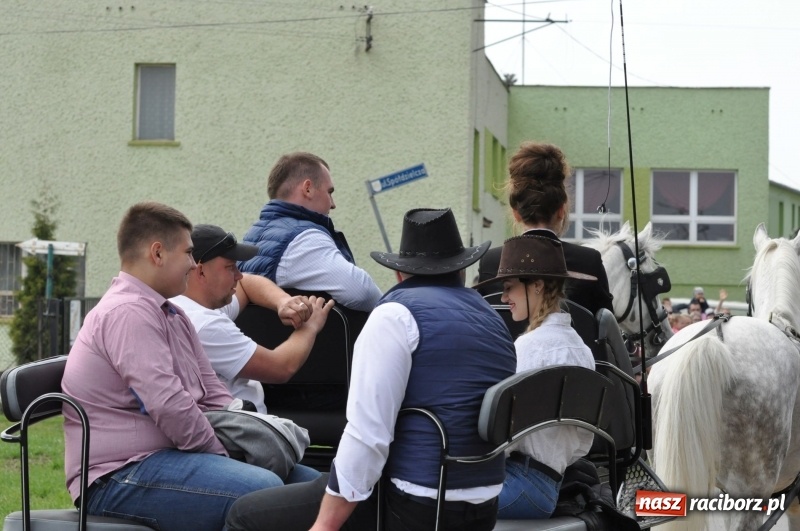 Zdjęcie w galerii na portalu naszraciborz.pl: Procesja konna w Pietrowicach Wielkich z premierem na pokładzie [FOTO i WIDEO] wiadomości z regionu