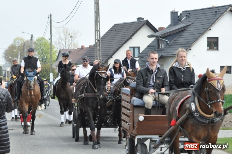 Zdjęcie w galerii na portalu naszraciborz.pl: Procesja konna w Pietrowicach Wielkich z premierem na pokładzie [FOTO i WIDEO] wiadomości z regionu