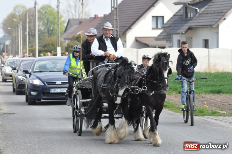 Zdjęcie w galerii na portalu naszraciborz.pl: Procesja konna w Pietrowicach Wielkich z premierem na pokładzie [FOTO i WIDEO] wiadomości z regionu