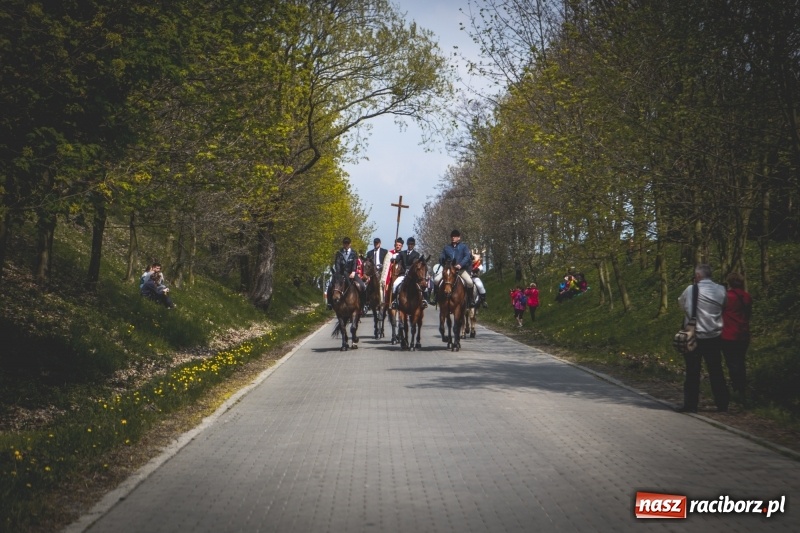 Zdjęcie w galerii na portalu naszraciborz.pl: Procesja konna w Pietrowicach Wielkich z premierem na pokładzie [FOTO i WIDEO] wiadomości z regionu